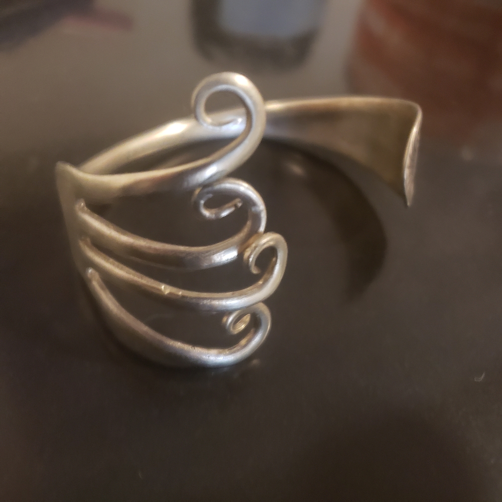 Elegant Silver Swirl Ring